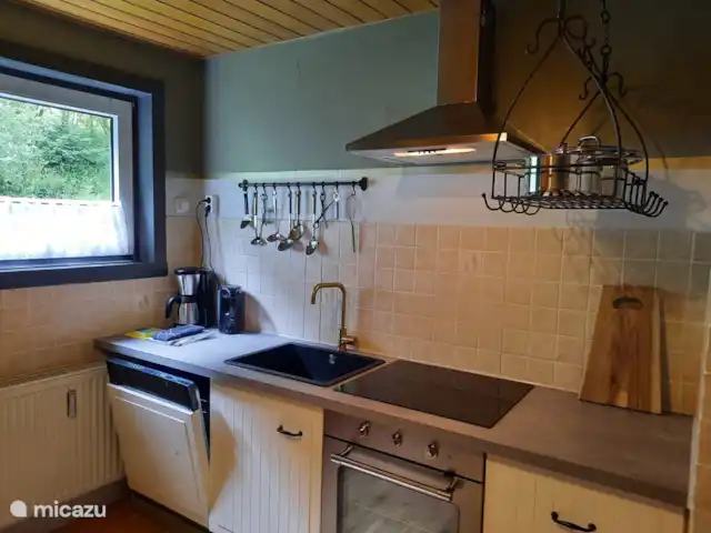 keuken met vaatwasser en oven